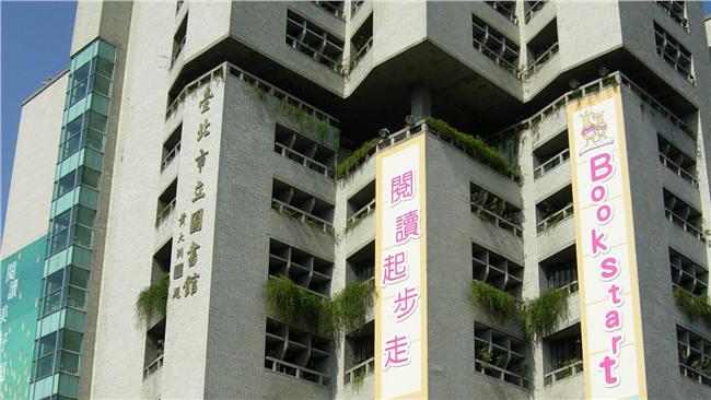 被圖書館自動門夾到　音樂家手指截肢