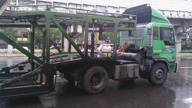 男童遭捲車底拖行　左臀肉幾乎磨光
