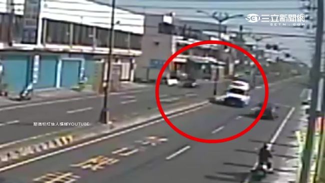 影／轎車高速衝出　救護車一秒神閃避