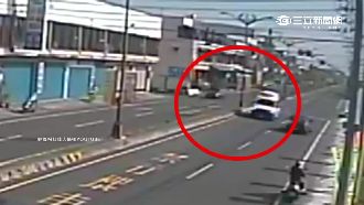 影／轎車高速衝出　救護車一秒神閃避