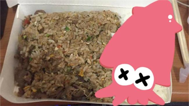 網友笑推！炒飯「加飯」竟變雙色飯