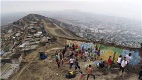 祕魯的恥辱之牆 (圖/翻攝自每日郵報)