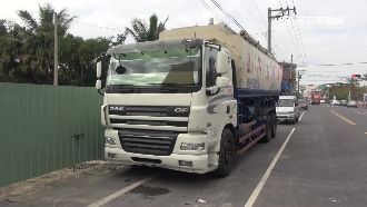 疑車頭視線死角　騎士慘遭貨車輾頭