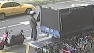 光天化日也敢偷　賊大膽當街與警扭打