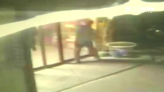 笨賊想偷香油錢　「開不了門」糗被逮