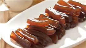 蒟蒻,原料,工業,純鹼,素食
圖／翻攝自百度百科
http://image.baidu.com/search/detail?ct=503316480&z=0&ipn=d&word=%E8%92%9F%E8%92%BB%E6%A2%9D&step_word=&pn=52&spn=0&di=93843461261&pi=&rn=1&tn=baiduimagedetail&is=&istype=0&ie=utf-8&oe=utf-8&in=&cl=2&lm=-1&st=-1&cs=766218836%2C1736656912&os=4018285099%2C297331742&simid=3478507187%2C346612256&adpicid=0&ln=465&fr=&fmq=1450945716318_R&ic=0&s=undefined&se=&sme=&tab=0&width=&height=&face=undefined&ist=&jit=&cg=&bdtype=15&objurl=http%3A%2F%2Fwww.7net.com.tw%2Fmdz_file%2Fitem%2F07%2F01%2F04%2F1207%2F12070029734G_char_5_130419162846.jpg&fromurl=ippr_z2C%24qAzdH3FAzdH3Fk7y_z%26e3Bftgw_z%26e3Bv54_z%26e3BpoAzdH3F0gjpAzdH3Fr6517vpAzdH3F8da0aadl0n9c_z%26e3Bip4s&gsm=0