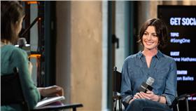 安海瑟薇,電影,懷孕(臉書 https://www.facebook.com/Hathaway/photos/pb.1620123334882451.-2207520000.1450960190./1627452704149514/?type=3&theater)