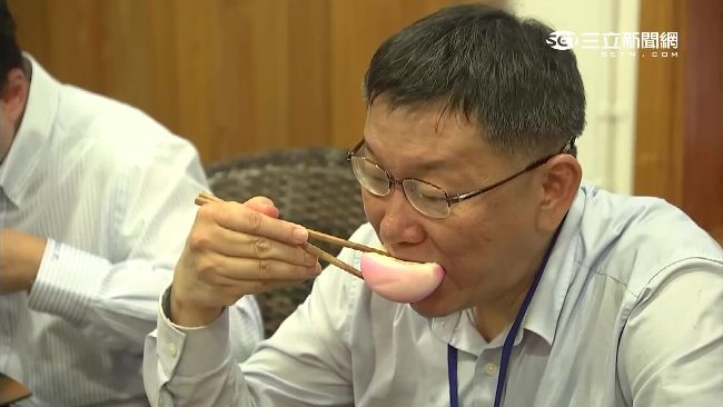 柯P視察老店一路吃　不忘打包便當