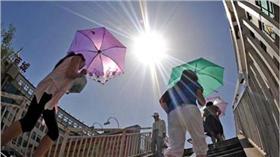 熱,車,反鎖
圖／翻攝自百度百科
http://image.baidu.com/search/detail?ct=503316480&z=0&ipn=d&word=%E7%86%B1&step_word=&pn=6&spn=0&di=148545585100&pi=&rn=1&tn=baiduimagedetail&is=&istype=0&ie=utf-8&oe=utf-8&in=&cl=2&lm=-1&st=-1&cs=3196891757%2C2881349335&os=2008583867%2C2836027778&simid=3023336%2C675172846&adpicid=0&ln=1945&fr=&fmq=1450963503826_R&ic=0&s=undefined&se=&sme=&tab=0&width=&height=&face=undefined&ist=&jit=&cg=&bdtype=0&objurl=http%3A%2F%2Fimg.wzsee.com%2Fuploadfile%2F2013%2F0806%2F20130806032113651.jpg&fromurl=ippr_z2C%24qAzdH3FAzdH3Futgwgvj_z%26e3Bozfjj_z%26e3Bv54AzdH3Fda88AzdH3F888cAzdH3F8a0mmn_z%26e3Bip4s&gsm=0