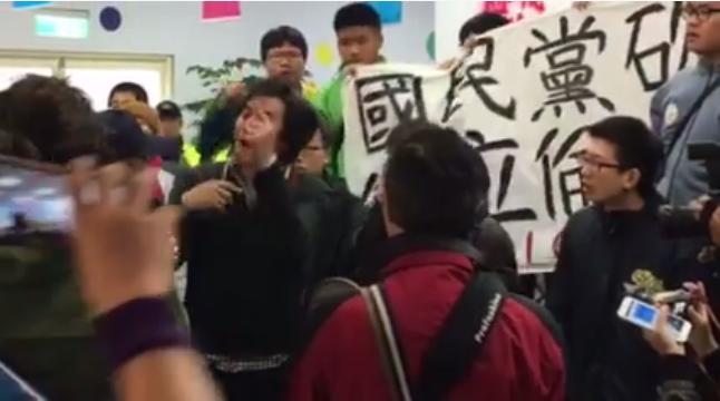 勞團不滿遭砍假　佔領朱立倫競選黨部