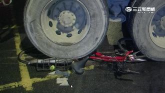 視線死角！女騎士險遭混泥土車輾斃