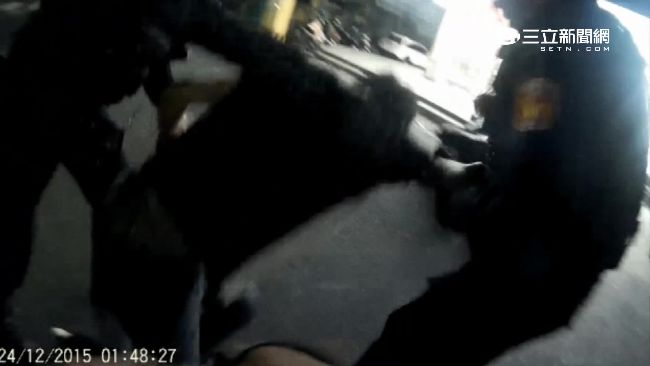 男藏毒露餡拔腿跑　當街軟腳跌倒遭逮