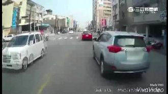 不滿遭按喇叭　休旅車急煞擋客運挑釁