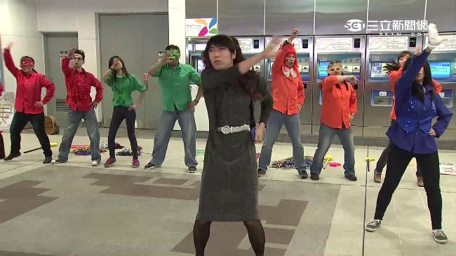 反串上演歌舞秀　北捷潮天團陪你散場