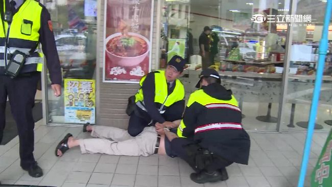 邱姓兇嫌10年前曾在超商拿剪刀刺殺顧客及店員，當時共造成4人輕重傷。（圖／翻攝畫面）