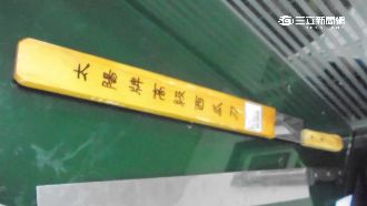 男閃行人自摔爆口角　警面前撂人對峙