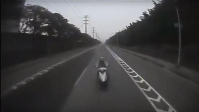 驚嚇！機車逆向撞聯結車　車毀人亡