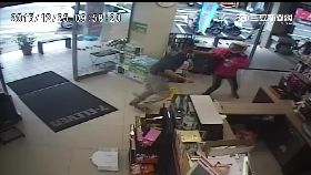 a吸毒剪傷人1800