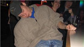 喝醉／flickr/Doug Bowman/https://www.flickr.com/photos/bistrosavage/2131827/in/photolist-bVHD-6fMKMp-eAQxWc-nmnEB6-rhuTj-4syfb-qTfXn7-ncLrry-aJCNek-7BFaZJ-pWsWdB-gBqJKL-7W5V2J-4AFrsp-4m8PEb-rCAaPC-rBuiMt-9pCNbC-fsA5BG-oGhTsx-7gnRYz-cXs1wA-pnufEC-6aTaXC-e1mjnD-ouz55Q-aMSQo-pmYQ9A-pfBrMh-pei74m-i3i4Dr-btp37R-gk2BLr-e3HKiY-U7F3V-5gVPk1-f8ZDx-bnC3b4-U7sJv-obvqd9-3hVQkn-4vhaZZ-aGLpqZ-74pyd3-q3vFB3-e3x11i-khX1Ci-7TXYZH-wTQGca-7dieui