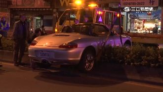 油門當煞車！保時捷為閃車騎上分隔島