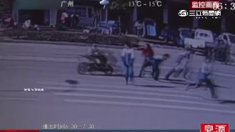 酒駕機車高速逼近　女老師捨身救學生