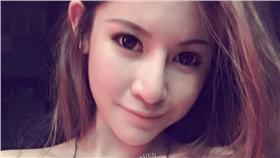 猴抓妹　圖／翻攝自陳維芊臉書