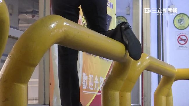 賣場停車場路擋害摔　顧客臉歪下巴破
