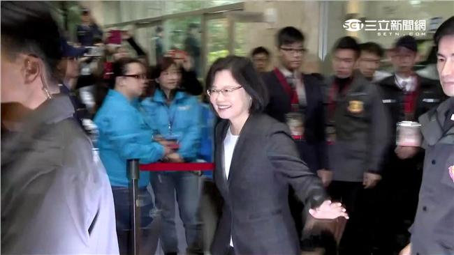 蔡英文搶頭香！朱立倫妻高婉倩愛相隨