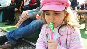 糖果,女童,性侵(Nicu Buculei https://www.flickr.com/photos/nicubunuphotos/5631189290/in/photolist-9zBjow-ecg7HQ-eU1R8H-aTwkuP-RUKX6-FE85c-eUdMjb-8GWMP3-rwK7Vs-gWcKF-aaQSBk-fKFvG8-6TqR2C-4P4mip-8MwabU-9kn61u-8Mt7eF-FE7V2-FDWrZ-FDWhD-FE6xq-FDWwM-52nUMc-4Yx3oK-FE3bQ-7dFaPr-rB6eU3-rTywGn-5Pt6uQ-rmZ4BM-rmZ4TP-7dFaJM-5JpSrK-4EkKdg-9zykjt-5k3CiW-9i3P5v-839w3e-839vXt-8K2tSg-dpExRh-dpEnRT-dpEpTu-dpEApR-dpEu9M-dpEPjw-dpECc2-dpEthG-dpEqRm-dpHbeh)