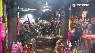拜四面佛潛規則？特約花店才可留廟裡
