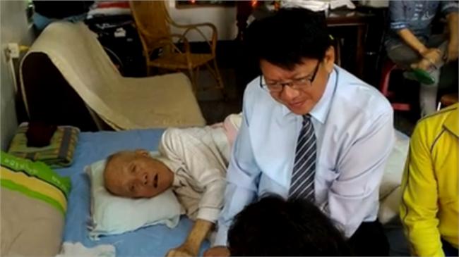87歲翁苦撐病體　希望看到政黨輪替