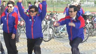 影／馬總統、成龍騎單車參加故宮開幕