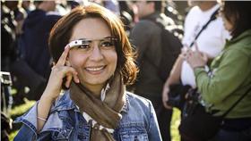 google glass,眼鏡,自閉症患者,醫療(EricaJoy https://www.flickr.com/photos/ericajoy/8759961868/in/photolist-em66tj-eQnawe-eQyzmo-eQnfig-f8KanS-fi8MXW-nsYWPB-fkppvZ-ei8Brh-oyKitm-f8K86U-eQnfFK-eQnemc-eQyBdN-eQncjp-eQneCc-eQncKt-eQndVt-eQyzRY-eQnftz-eQneT2-jepJiL-go6AjW-f3tYjh-dGbbDn-hhCNKR-efQBdh-hhBBva-ps9xxi-oyJTaH-fkDwty-nY9h9g-hhBTHE-eQndHx-eQnd12-eQyyY5-eQyyFJ-eQyDDj-eQyBVo-oxjuZv-jemR8a-jekpmz-fkDy3u-jepF87-gUZ1cx-f3u1cN-f3u1C9-f3eLPr-f3eMBB-f3tYzs)