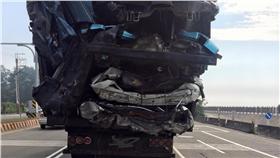 貨車疊滿汽車廢鐵 （圖／翻攝自臉書爆料公社）
