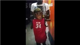 橡皮人轉身180度 （圖／翻攝自YouTube)