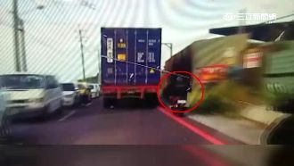 趕參加友告別式　騎士反遭貨櫃車輾斃