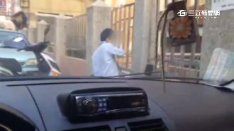 小學生鑽欄杆翹課　校方緊急補縫隙