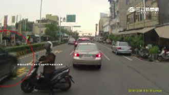 騎士險遭休旅車撞　司機按喇叭救一命