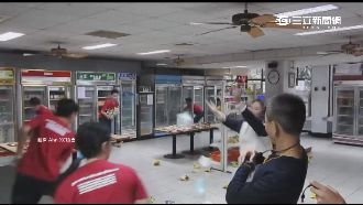 影／福利社隨你「搬」　高中生瘋搶食