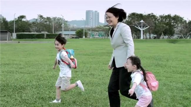 影／蔡英文新競選廣告　籲跟著孩子走