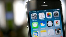 蘋果手機
翻攝ＦＬＩＣＫＲ
https://www.flickr.com/photos/janitors/10576047413/in/photolist-h7z1r4-ob7KVp-p64B1F-ob6PwX-h7xeuf-oiFB2K-obMqYS-otisEt-oa3rNB-h7xroU-pbHjwp-pqJfru-hNbH1B-hNaFq6-h7yHDX-h7xBME-o1bfS3-hNaEtX-p9X64m-qz5X7h-okk6vk-hNbpgQ-pmbyQA-pCpEsr-pmctek-oziBox-pAD3d1-oB4ecn-ob6GBA-pckkEB-p6nv5n-pmc1Lw-ozMBmU-ozBcBT-pAD52w-pCDKrs-ociztC-pmaQH8-pCpC7V-pmcttD-ohP3TN-pmc4Zf-ociHKB-pmc4t5-pmbEZj-oz6sFL-pmaN4v-ozFcgW-osRBQk-otAmk7