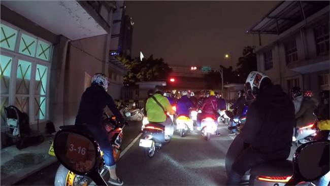 重機引擎聲太吵　騎士這反應讓人戀愛