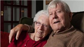 ▲圖／翻攝自《都會報》
http://metro.co.uk/2015/12/28/couple-with-combined-age-of-187-get-engaged-prove-youre-never-too-old-for-love-5587065/