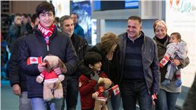 小艾倫的叔叔一家人抵達加拿大（圖／美聯社／達志影像）