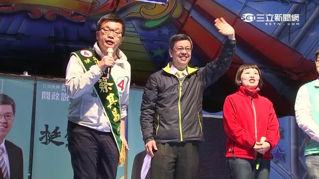 阿嬤心願！蔡其昌和陳建仁玩愛的抱抱