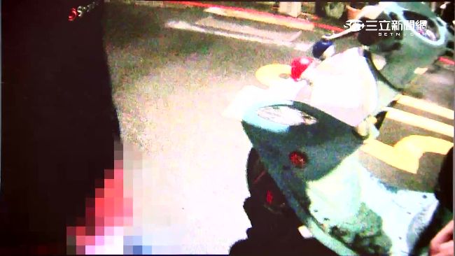 遇警攔查　激動哥當街「脫褲」自清