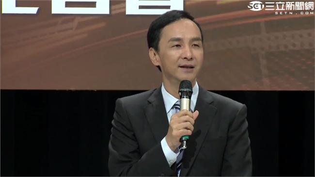 朱立倫街頭送暖　妻：不折不扣的暖男