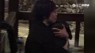 2歲童跌池險滅頂　民眾見義勇為相救