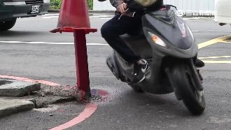 轉角遇到柱！地主插竿圍地　騎士害怕