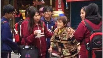 阿嬤卡馬路中央！六生貼心包圍保護